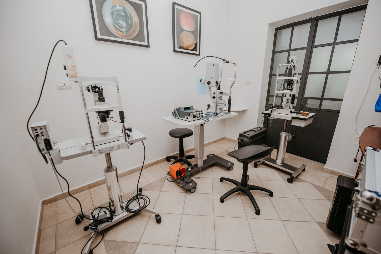 Equipamiento láser quirúrgico avanzado en quirófano oftalmológico